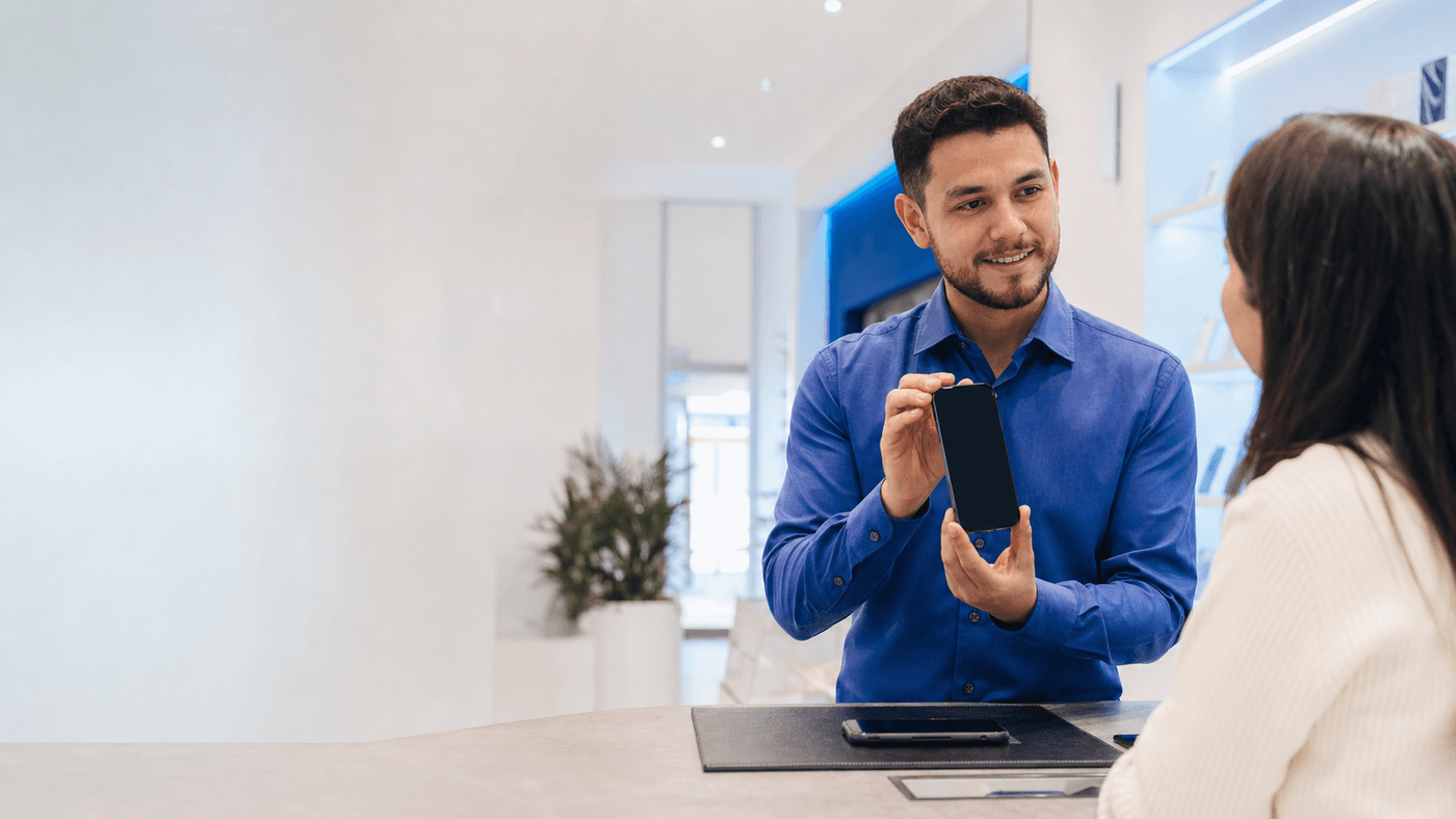 Especialista de Iankaphone mostrando un equipo a una cliente